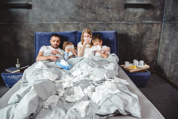 Famiglia malata sul letto
 - Foto, immagini