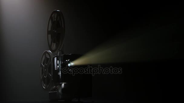 Σκοτεινή ταινία θέατρο. Προβολέας φωτίζεται από φώτα μεταδίδει μια ταινίες - Πλάνα, βίντεο