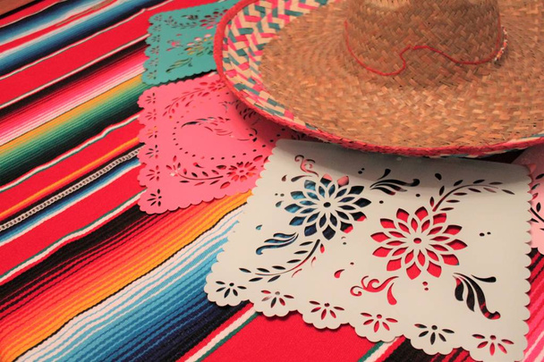 Mexique poncho sombrero crâne fond fiesta cinco de mayo décoration bunting
  - Photo, image