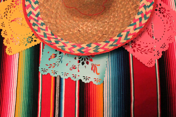 Mexico poncho sombrero skull background fiesta cinco de mayo decoration bunting  - Foto, imagen