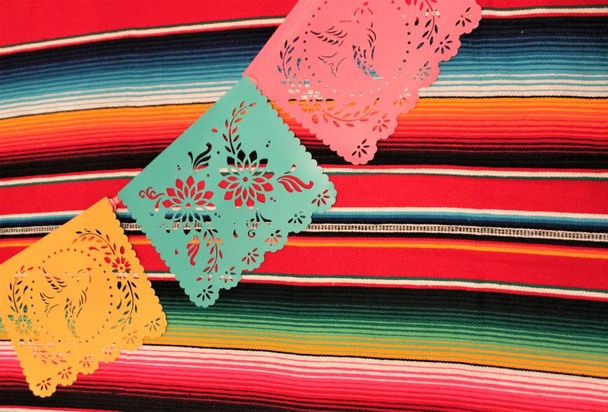 cinco de mayo décoration bruant Mexique poncho fond fiesta papel picado
 - Photo, image
