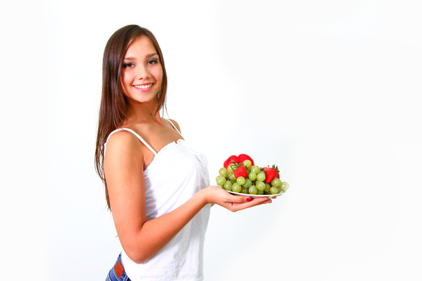 Fiatal nő, a gyümölcsök és zöldségek, egy edényt - Fotó, kép