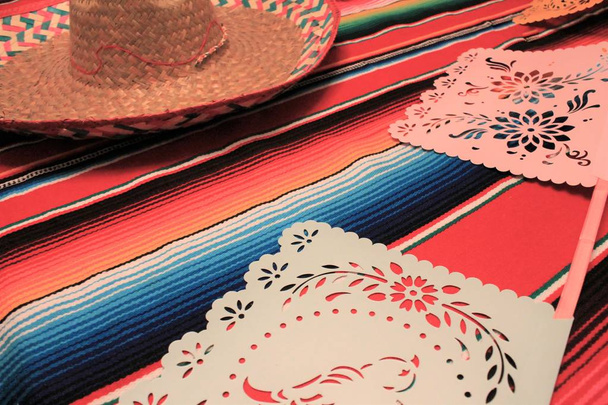 México poncho sombrero cráneo fondo fiesta cinco de mayo decoración bunting
  - Foto, imagen