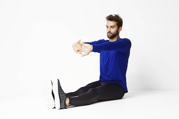 Man in sportswear stretching - Fotoğraf, Görsel