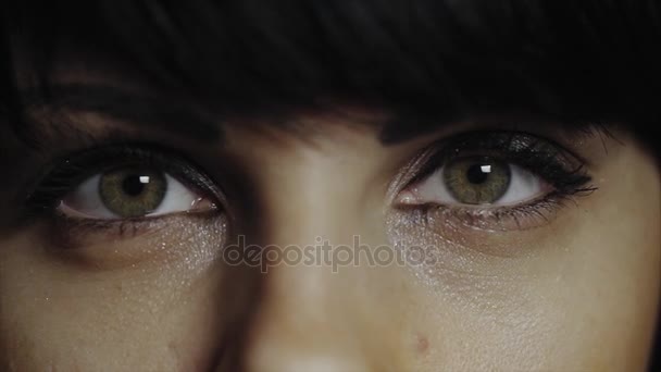 Bruna aprendo i suoi occhi verdi in estremo primo piano
 - Filmati, video