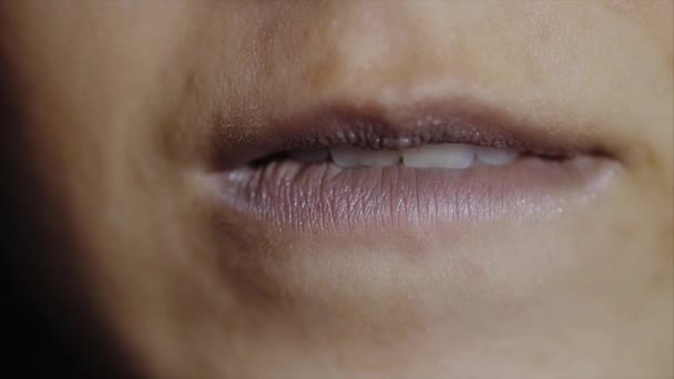 Extreme close-up van vrouw haar onderlip bijten - Video