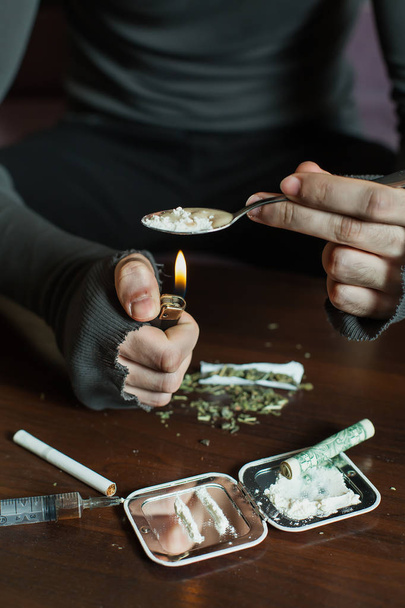 Toxicomane préparant la dose d'héroïne
 - Photo, image