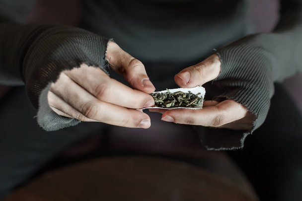 Addict kezét, hogy a marihuána ajtófélfa - Fotó, kép