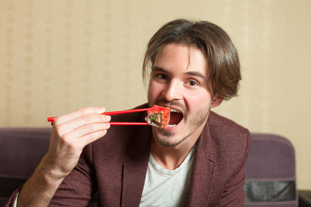 Hombre comiendo sushi
 - Foto, imagen