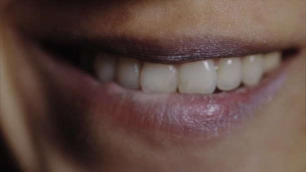 Extremo primer plano de la mujer mordiendo su labio inferior
 - Metraje, vídeo