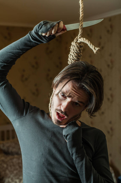  Suicide homme essayant de couper la corde
 - Photo, image