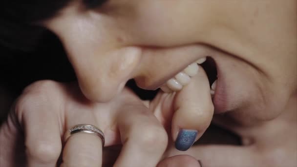 Extreme Nahaufnahme einer Frau, die vor Schmerzen in den Finger beißt - Filmmaterial, Video
