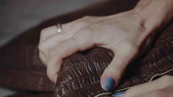 Γυναικεία χέρια τρεμάμενα δερμάτινο μαξιλάρι λόγω πόνου - Πλάνα, βίντεο