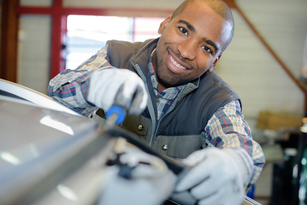 garage technician smiling and work - Фото, изображение