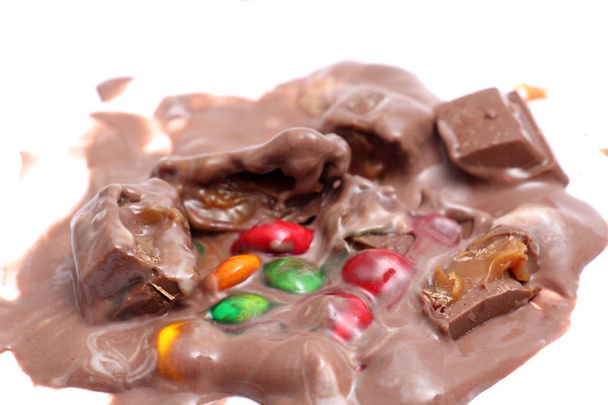 édes mix a csokoládé puding, darab csokoládé és színes cukorkák - Fotó, kép