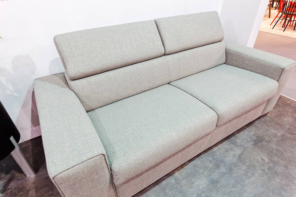 сучасний диван для вітальні, відзначимо невелику глибину різкості
 - Фото, зображення