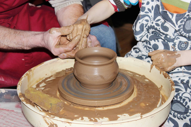 esperto maestro vasaio insegna l'arte di fare vasi di argilla sulla ruota s
 - Foto, immagini