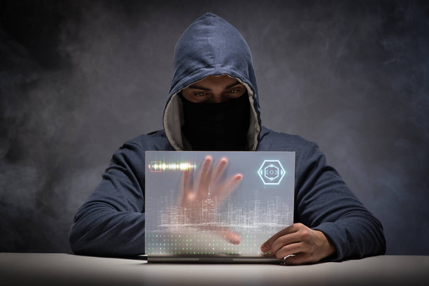 Молодой хакер в концепции защиты данных - Фото, изображение