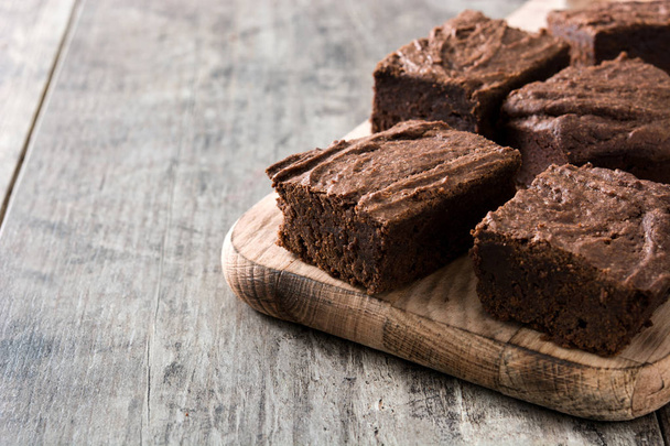 Suklaa brownie osia puinen tausta
 - Valokuva, kuva