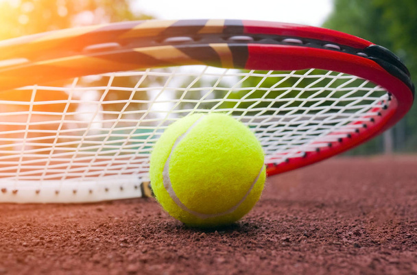 テニスコートのテニスボール  - 写真・画像