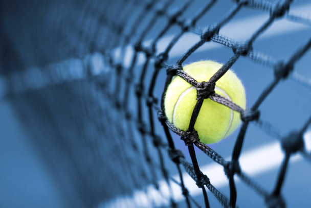 Pelota de tenis en una cancha de tenis - Foto, imagen