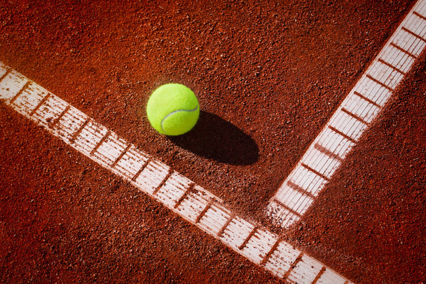 Tennisbal op een tennisbaan - Foto, afbeelding