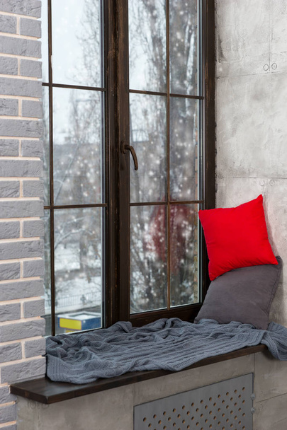Large window with windowsill in the bedroom in loft style, outsi - Foto, Bild