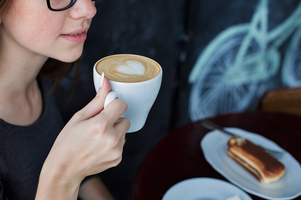 lány kezében egy csésze kávét - Fotó, kép