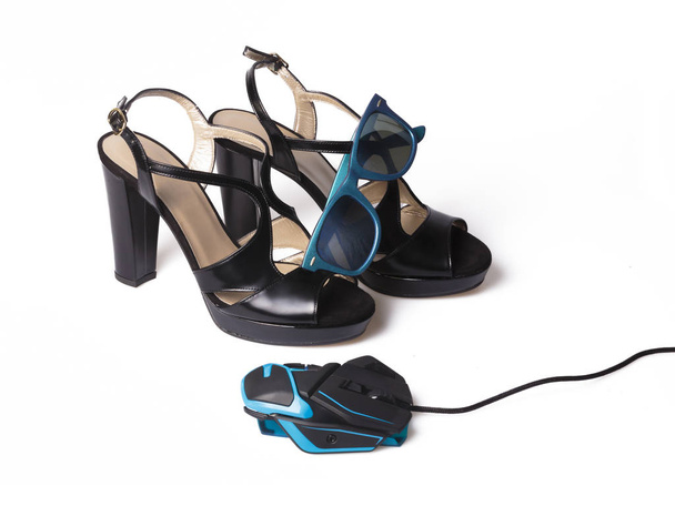 Computermuis, Lady schoenen en zonnebrillen op wit - Foto, afbeelding