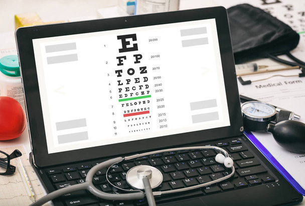 Vision szemvizsgálat az orvos számítógép képernyőjén - Fotó, kép