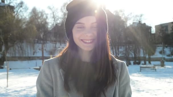 young beautiful woman in winter - Video, Çekim