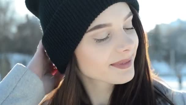 young beautiful woman in winter - Video, Çekim