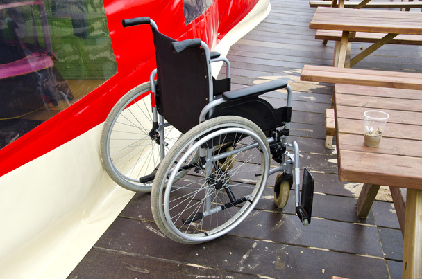 Leerer Rollstuhl für Behinderte in Strandcafé - Foto, Bild