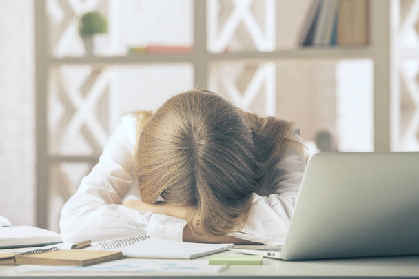 疲れ若い女性が職場で眠っています。ストレスの概念 - 写真・画像