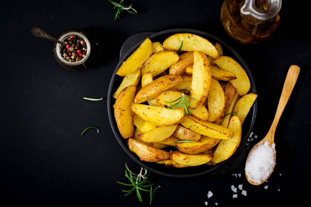 Ruddy Baked potato wedges with rosemary and garlic   - Fotoğraf, Görsel