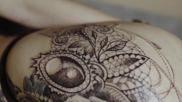 Close-up shot van klaar tatoeage op het lichaam van de dames - Video