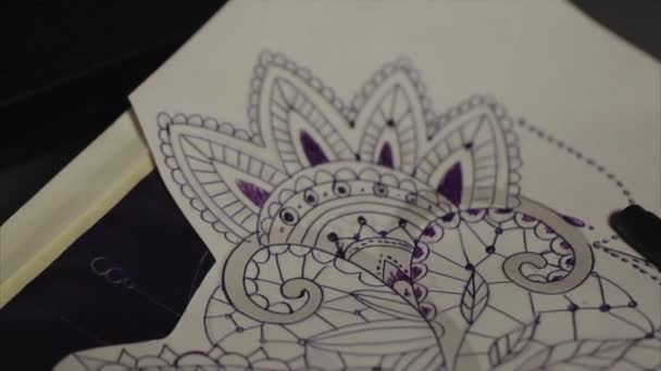 Desenho de tatuagem close up
 - Filmagem, Vídeo