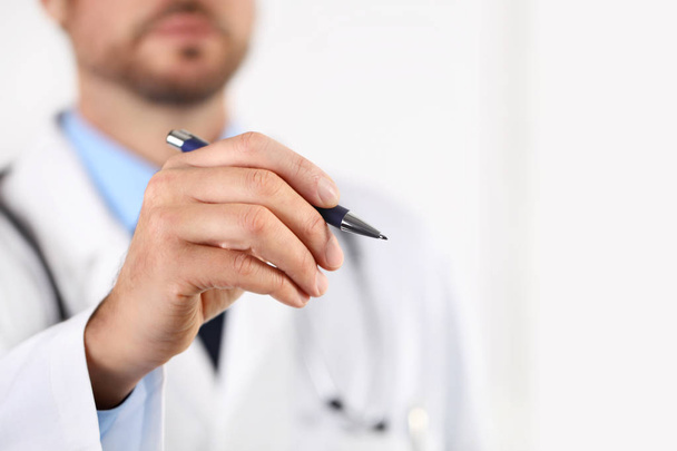 Orvos kéz mutató fehér tollal - Fotó, kép