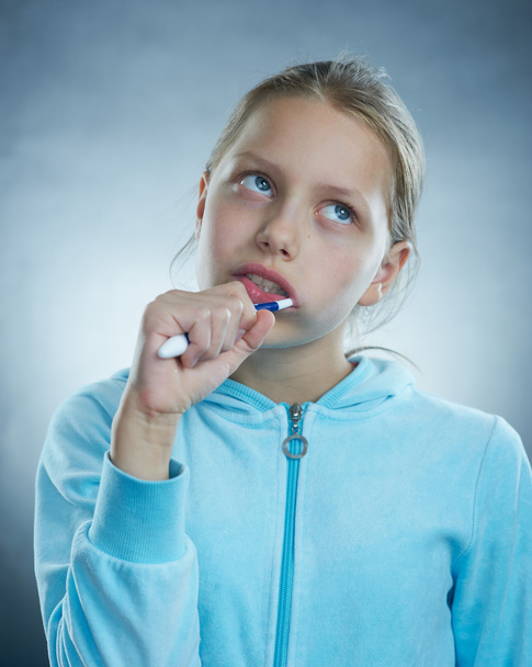 Girl brushing teeth. - Foto, Imagen