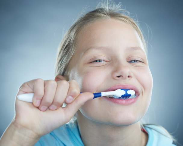 Girl brushing teeth. - Φωτογραφία, εικόνα