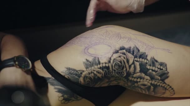 Tatuaggio artista preparare la pelle del suo cliente al processo di fare il tatuaggio
 - Filmati, video