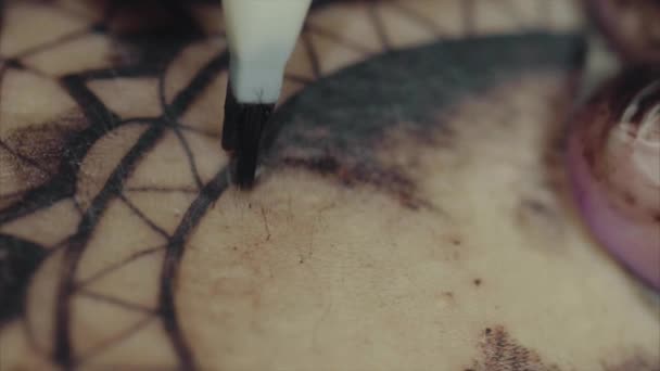Close-up da máquina de tatuagem tatuando um padrão na macro do corpo
 - Filmagem, Vídeo