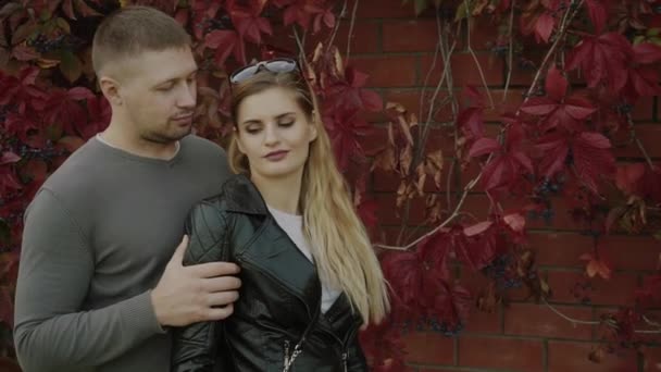 Młoda para na randkę w parku jesień - Materiał filmowy, wideo