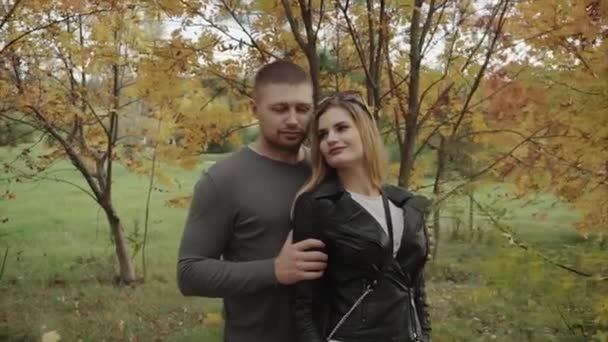 Νεαρό ζευγάρι σε μια ημερομηνία στο πάρκο φθινόπωρο - Πλάνα, βίντεο