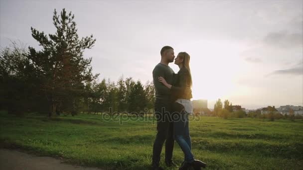 Młoda para cieszyć się sobą w parku jesień - Materiał filmowy, wideo
