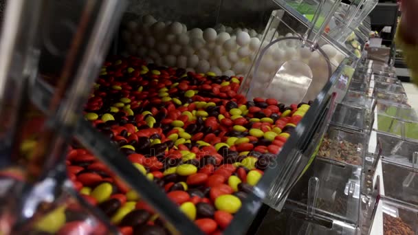 Vrouw hand plukken Reese is chocolade aan bulk voedsel sectie in Walmart winkel - Video