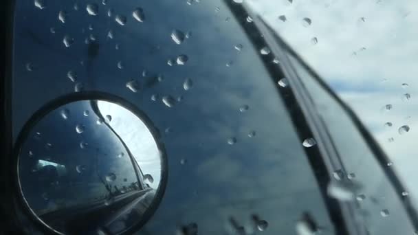 Vleugel spiegel in een regenachtige dag - Video