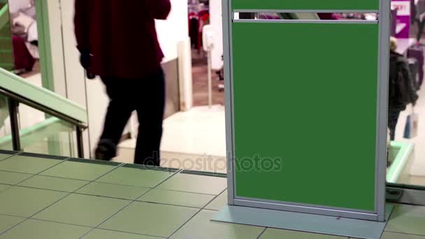 Zöld billboard hirdetése mellett Sears üzlet bejárata - Felvétel, videó