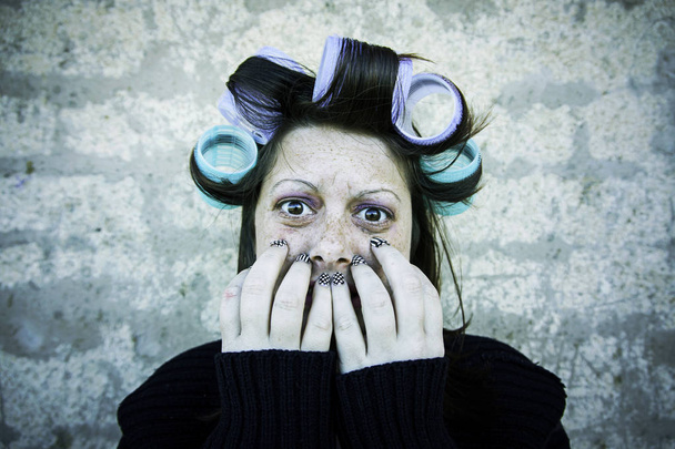 Жінка, чухаючи моди
 - Фото, зображення