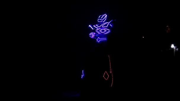 Βράδυ Εμφάνιση: Οδήγησε φως κοστούμι του ρομπότ στη νύχτα. - Πλάνα, βίντεο